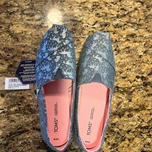 Toms unicorn print flats. Never been worn, very cute.